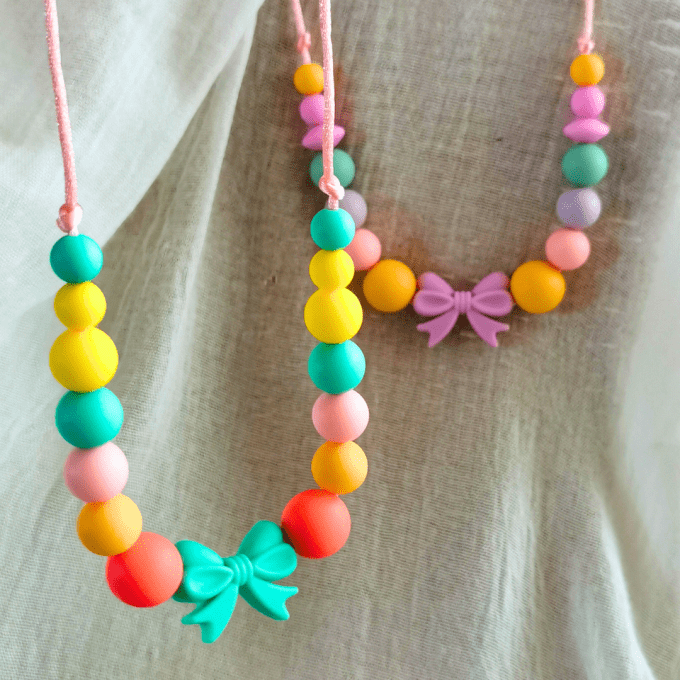 Collier pour enfant personnalisé – Création sur mesure & sensorielle