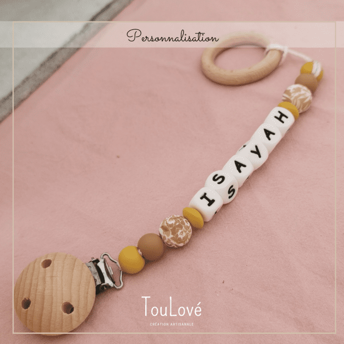 Attache-tétine personnalisée – l’accessoire sûr, pratique et unique pour bébé