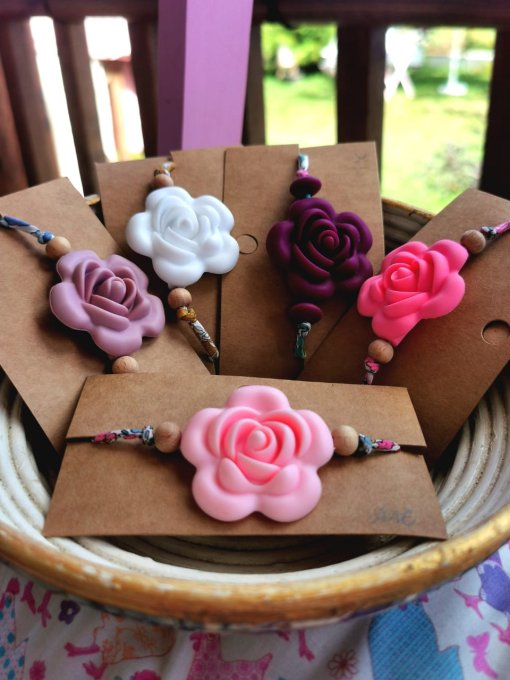Bracelet réglable "Fleur Éternelle" – Rose en silicone & cordon liberty