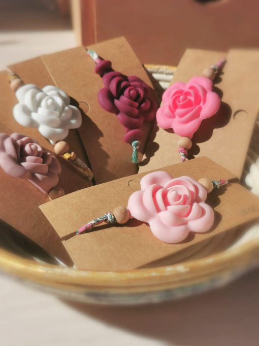 Bracelet réglable "Fleur Éternelle" – Rose en silicone & cordon liberty