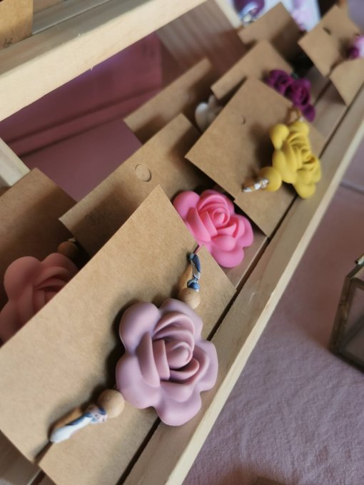 Bracelet réglable "Fleur Éternelle" – Rose en silicone & cordon liberty