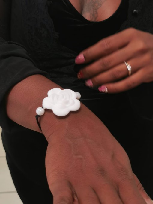 Bracelet réglable "Fleur Éternelle" – Rose en silicone & cordon liberty