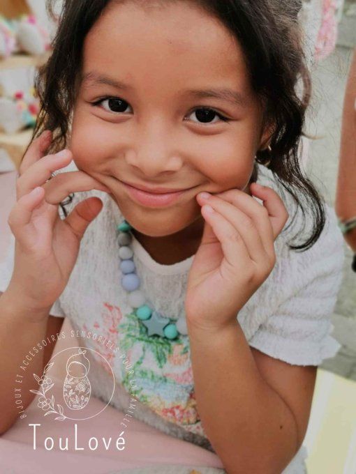 un collier multicolore qui fait sa star