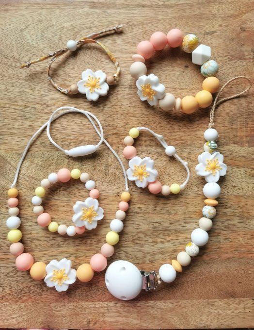 Attache-tétine "Fleur d’Églantine"