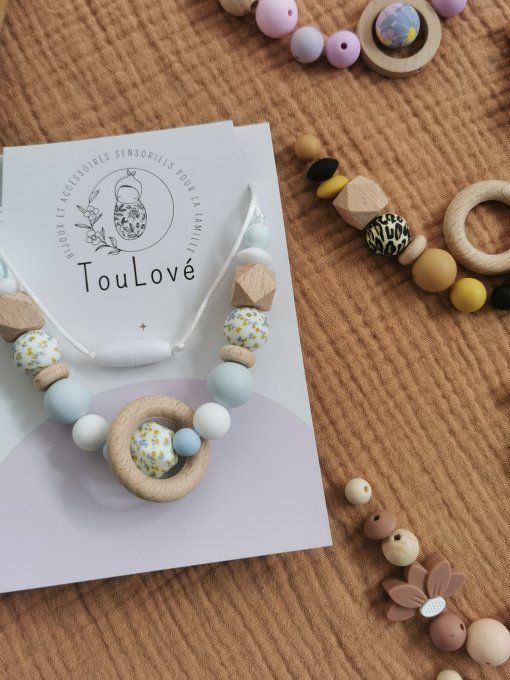 « Iris » – Collier de maternité sensoriel avec anneau ludique