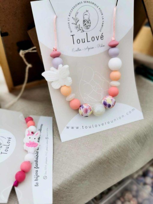 Collier enfant papillon – Bijou sensoriel doux & féerique