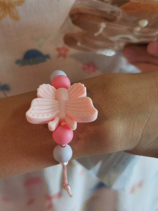 Collier enfant papillon – Bijou sensoriel doux & féerique