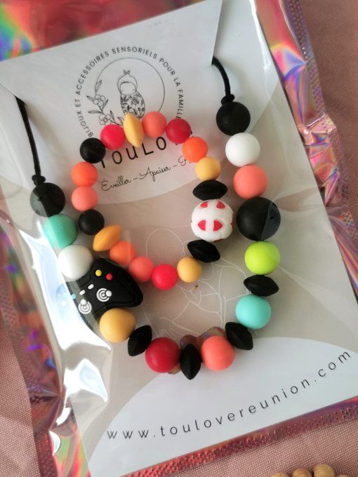 un collier à la manette de jeux vidéos