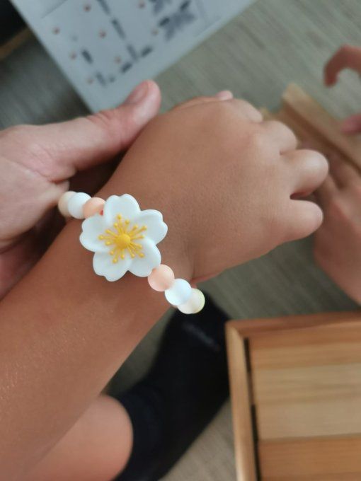 Bracelet enfant réglable personnalisé – Fleur d’Églantine